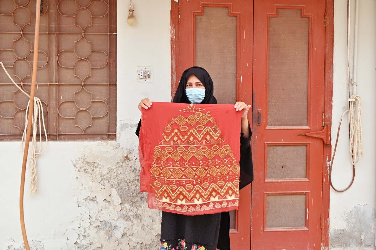 Embroiderie by Amina Zahid, Pakistan woman artisan of Kaarvan Crafts Foundation for Omar's collection Meluhas.