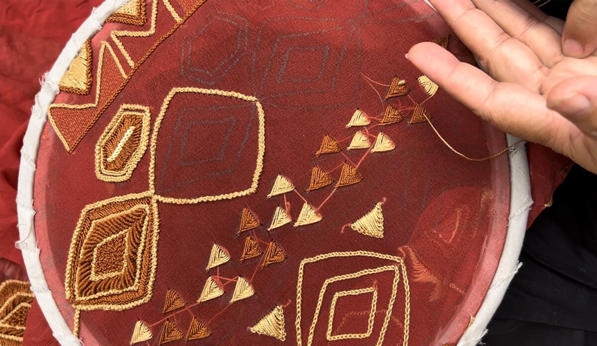 Embroiderie by Pakistan women artisan of Kaarvan Crafts Foundation for Omar's collection Meluhas.