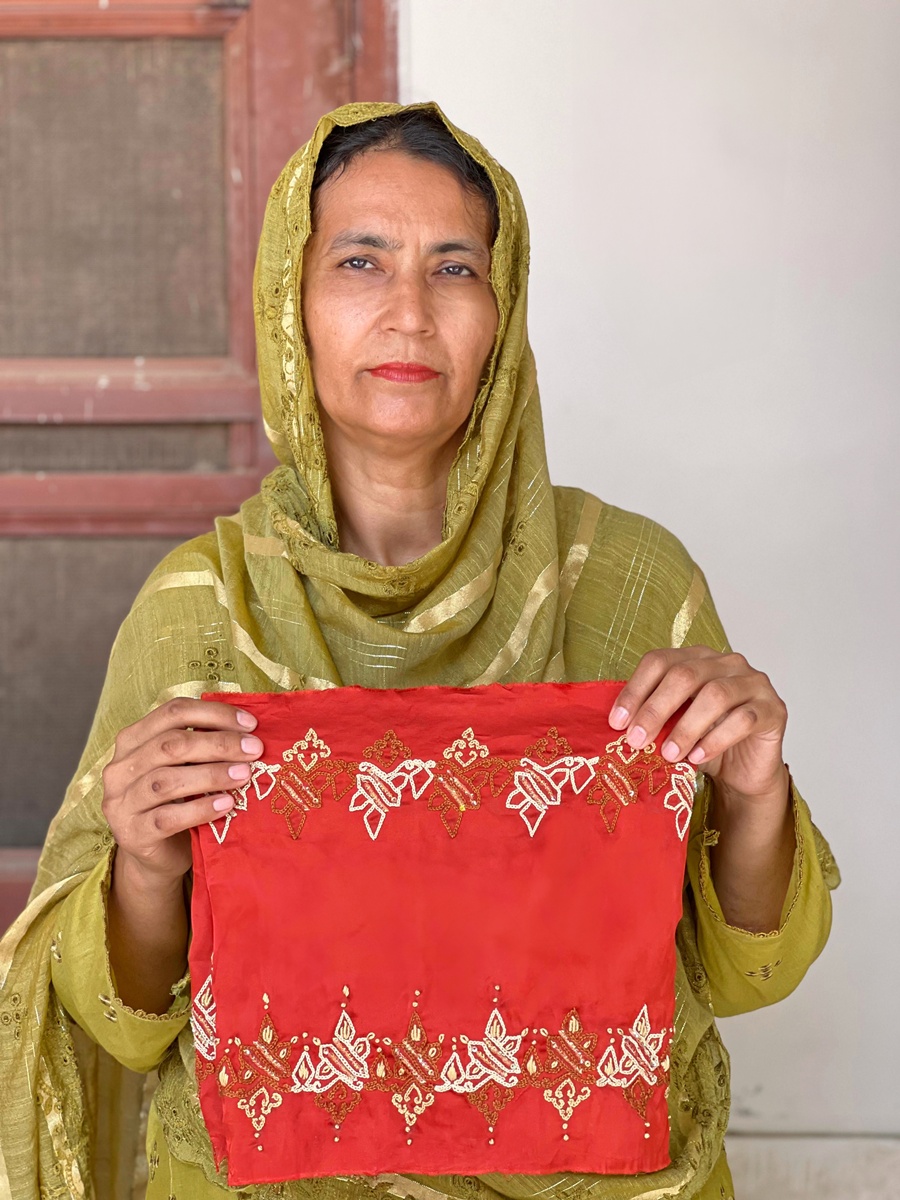 Farhana Jabeen, Woman artisan of Kaarvan Crafts Foundation creating Omar Mansoor Meluhas Collection.