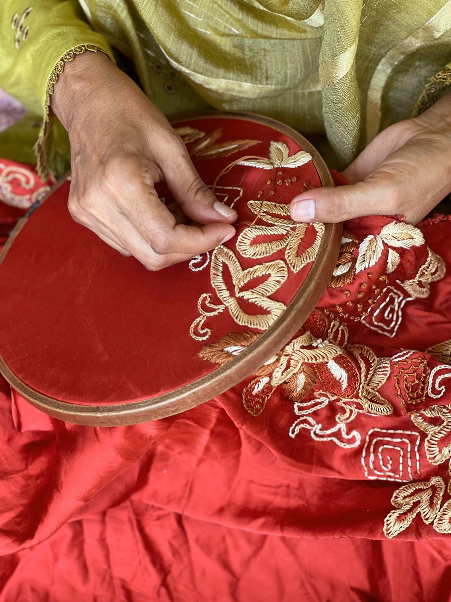 Farhana Jabeen, Woman artisan of Kaarvan Crafts Foundation creating Omar Mansoor Meluhas Collection.