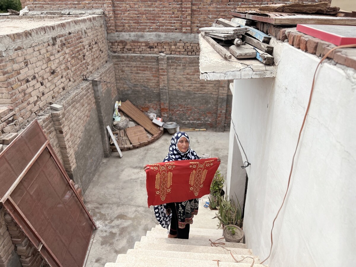 Razia Nawaz, Woman artisan of Kaarvan Crafts Foundation creating Omar Mansoor Meluhas Collection.